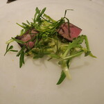 和牛タンの炭火焼き　プンタレッラのサラダ