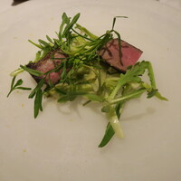 イタリアン オット - 和牛タンの炭火焼き　プンタレッラのサラダ