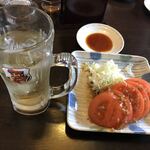 Ajihei - ハイボールとトマトサラダ