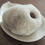 庵月 - お餅にざらめのような砂糖がまぶしてある菓子