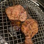 Koshitsu Sousaku Yakiniku Itsuki - 花咲牛タン　焼き具合