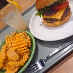 ヴィレッジヴァンガードダイナー - Wチーズバーガー、チーズワッフルポテト、レモンサワー