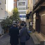 デリー - お店の路地裏で行列します