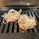 焼肉大衆酒場 ニューイワクラ - ネギまみれ牛塩タン