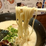 完熟らーめん 本丸 - とんこつらーめん(700円)麺UP