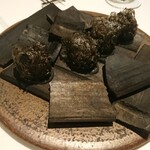 VELROSIER - 2001_Vel ROsier_イカ墨クロケット。炭の上に乗ってサーブされる演出ぶり。