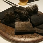 VELROSIER - 2001_Vel ROsier_漆黒のイカ墨、竹炭クロケット。この演出よ。