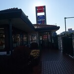 ロイヤルホスト - お店の入口。逆光になって撮影当時よく見えませんでした。