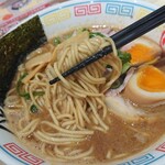 ハレノチ晴 - 2001_ハレノチ晴_味玉熟濃鶏しぼりそば(大盛)＠880円_麺リフト