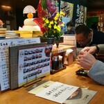 Sushi Tsukiji Nihonkai - お正月らしくカウンターには鏡餅が。