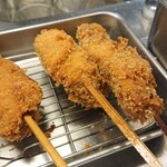 Ganso Hanakushian - 晩酌セットの串カツ三本 鳥カツ、レンコンカレーミンチ、ぎふ串カツ