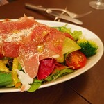 創作イタリアン Gemelli - ジェメリサラダに生ハムのせの贅沢バージョン