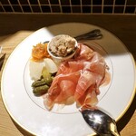 ビストロラドレ - 生ハムと鴨肉・豚肉のリエットの盛り合わせ1,540円