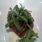 リストランテ カノフィーロ - 対馬産褐毛和牛ランプ肉のグリーリア　野生産のルーコラを添えて