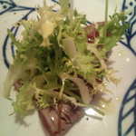 軽く炙った本マグロ赤身のタリアータ　牡蠣のバーニャフレッダソース