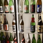 マグロ 日本酒 光蔵 - 3階入り口近くの日本酒セラーには、利き酒コースとは別オーダーになる、こだわりの日本酒がズラリ！