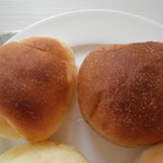 パン工房シマ - 左がバターロール右が黒糖パン