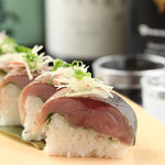 Sanchokuaozakanasemmonikebukuromikuriya - 炙り〆鯖の棒寿司