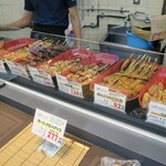 鳥新 本社小売部 - 焼き鳥ショーケース。