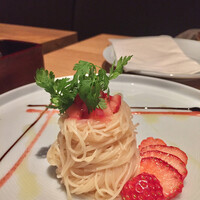 AWkitchen figlia 渋谷スクランブルスクエア - 前菜からパスタ！苺の冷製カッペリーニ。ね、味の想像つかないでしょ？