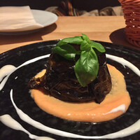 AWkitchen figlia 渋谷スクランブルスクエア - ナスと仔牛のムサカ。あなたが知ってるムサカじゃないでしょ？
                    オレンジのは爽やかな甘みのトマトソース、白いのはギリシャでは定番のヨーグルトソース