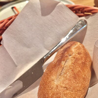 AWkitchen figlia 渋谷スクランブルスクエア - 発酵バターとオリーブオイルでパンも美味しい！
                      でも、お代わりすると330円かかるんだって〜