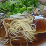 中華そば 萬福 - 「しょうゆラーメン並」（750円）の麺アップ