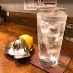 創作麺工房 鳴龍 - レモンサワー　400円