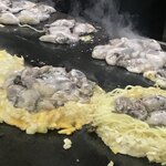 タマちゃん - フライパンで熱した牡蠣を生地に乗せてからひっくり返します。