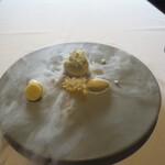 レスピラシオン - 液体窒素で冷やしたヨーグルトをかけたところ2,こちらの写真の方が迫力がありました!