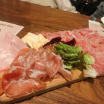 本厚木の肉バル HOLANOA - てんこ盛り生ハム4種