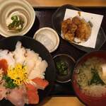 魚蔵 ねむろ - 日替りランチ （海鮮丼と鶏ザンギ定食）　１０００円　(2020/01)