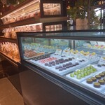 花園咖啡廳 - テイクアウト向けのショーケースとパンやクッキー