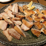 koshitsukunseiizakayakunseikoubou - 燻製鶏腿とイタリア豚のベーコンスモークグリル