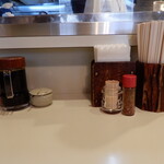 丸和 - カウンター席は、隣の人と肩を寄せ合うような狭さですが、とんかつを作っている様子が見学出来るという特典があります。