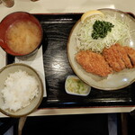 丸和 - ヒレかつ定食 Top View　お新香、味噌汁、ご飯付。かつの横にはキャベツ、レモン、パセリが添えられています。