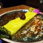 バー カナタ - スパイスカレー2種あいがけ“Bar Kanataのダルカレー・鴨の山椒カレー”