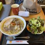 PHO VIET - ブンボーフエ、レタス人参付き900円税込み
                        貧乏笛ではありません(笑)