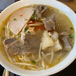 PHO VIET - ブンボーフエアップ
                        具材はランチョンミートの薄切り、
                        牛スジ肉、豚足、もやし、玉ねぎ等