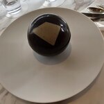 ピエール・エルメ・パリ - サンサシオン ユルティム。ビターチョコにホワイトチョコのパーツをはめた、白黒のビジュアルが新鮮！