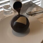 ピエール・エルメ・パリ - サンサシオン ユルティム。温かいソースを掛けると…