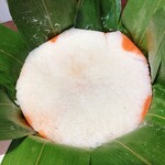 魚づ鱒寿し店 - 笹を開けたらこんな感じ
                                まず酢飯が見えるけど、この状態ではカットしません。笹は閉じておきましょう！