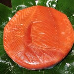 魚づ鱒寿し店 - 笹を開けたら鱒が見えます
      綺麗な色♡