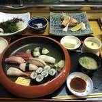 Iso Ryourifunagoya - 寿司定食上、かんぱちかま焼き、かつをへそみそ煮、海藻サラダ