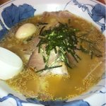 ラーメン福福 - どんぶりがデカくて味玉小さく見えるけど…