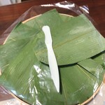 魚づ鱒寿し店 - 笹が閉じたままでひっくり返します
      （ナイフはよかして）