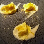 オステリア ブッビーノ - 北海道産 帆立貝のラヴィオリ 蕪のクレーマ イタリア産カラスミ 黄柚子の香り