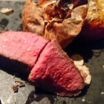 オステリア ブッビーノ - 黒毛和牛シンタマのロースト 黒トリュフとそのソース 丸ごと玉葱の岩塩オーブン焼き添え