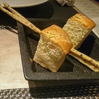 オステリア ブッビーノ - 自家製フォカッチャとグリッシーニ