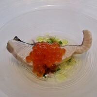 リストランテ ペガソ - 三陸産鰆の軽い炙り　菊花の冷製スープ 自家製いくら添え